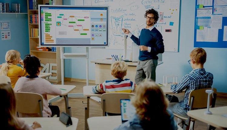 مقایسه برد هوشمند و ویدئو پروژکتور برای محیط آموزشی